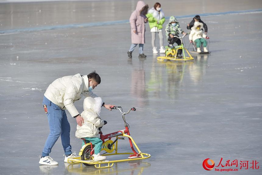 游客在遵化市山里各庄村滑冰场游玩。 张旭摄