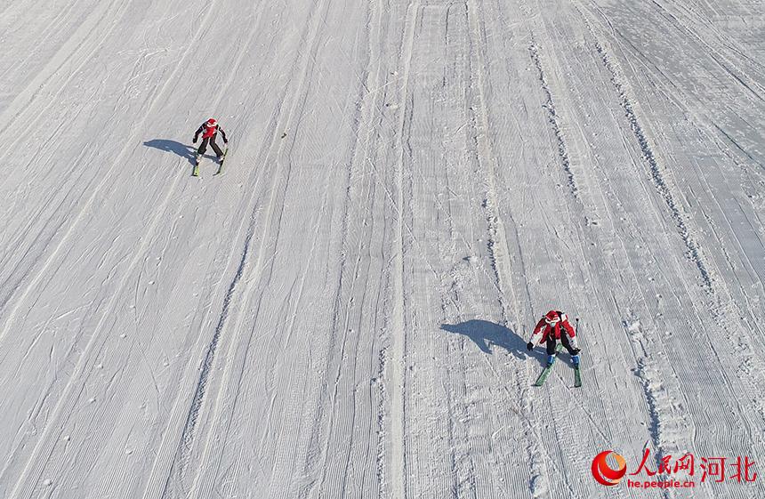游客在遵化市山裡各庄村體驗滑雪。 張旭攝