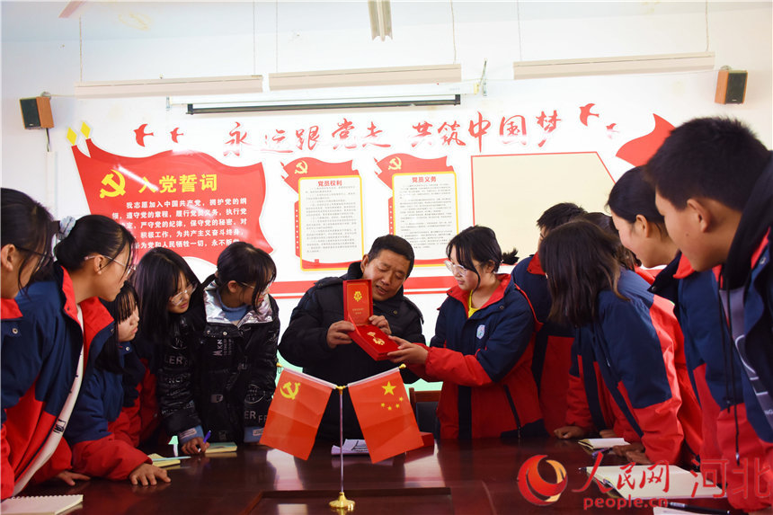 展示“光榮在黨50年”紀念章。 趙琪攝