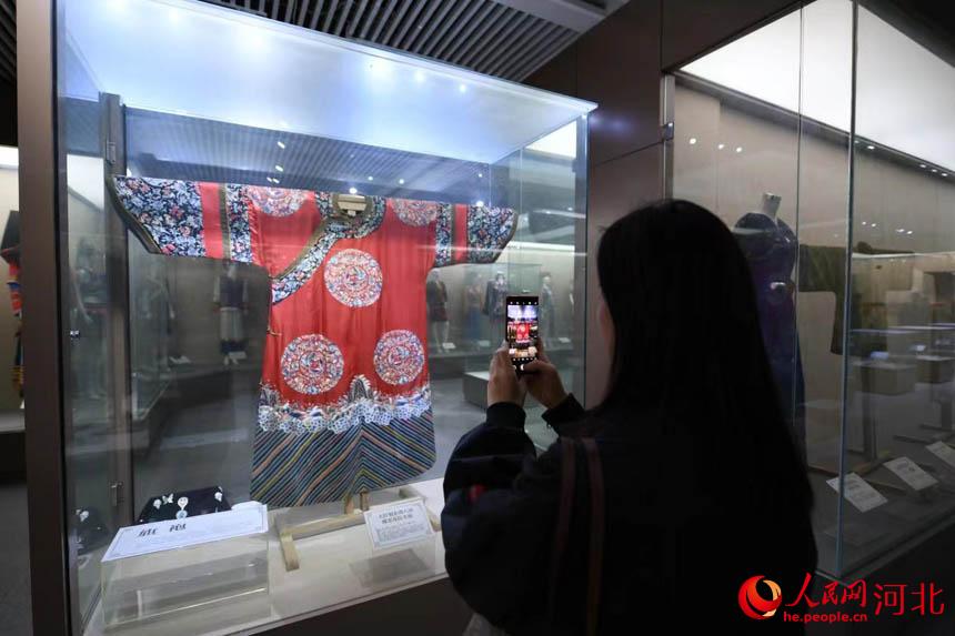 观众在中国服装博物馆参观。刘欣羽摄
