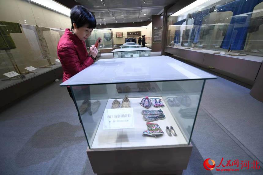 观众在中国服装博物馆参观。刘欣羽摄