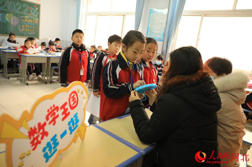 河北省吳橋縣新興路小學的學生們在“數學王國”裡“認識鐘表”。 汪海燕攝