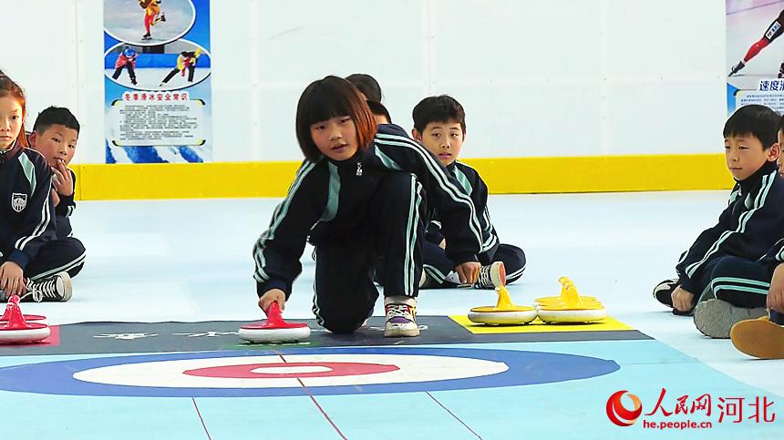臨漳縣第八小學學生正在進行陸地冰壺比賽。馮靜攝