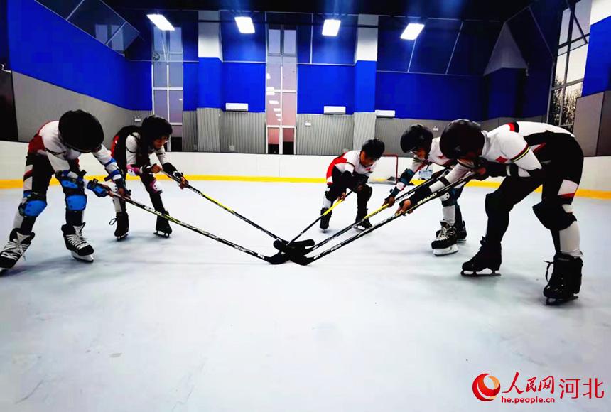 臨漳縣第八小學學生正在進行陸地冰球比賽。馮靜攝