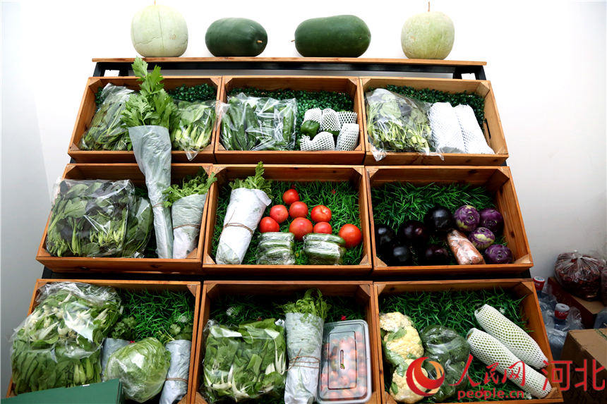 农庄展柜内展示的部分成品蔬菜。定兴县委宣传部供图