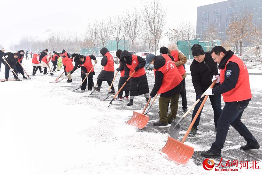 1月22日，青县机关干部放弃休息时间清扫路面积雪，方便群众出行。 王占林摄