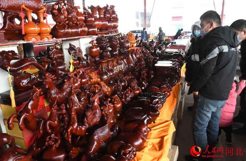 河北大城红木市场，顾客选购红木摆件。刘亮摄