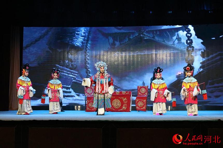 1��23�գ��ӱ����ط��š�����ǻ���糡����̨��С��Ա��������Ա���Թ��á�����޼䡣 ���޺���