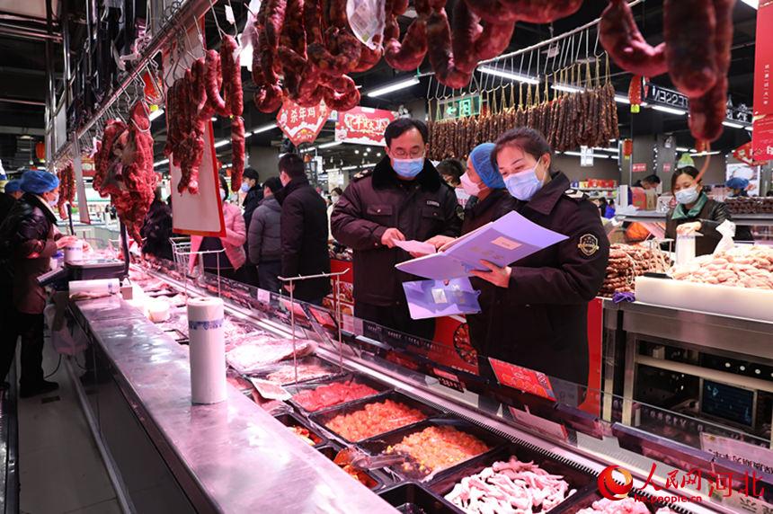 近日，河北省邢台市临西县食品安全执法检查人员对肉类进行安全检查。 王冬雪摄