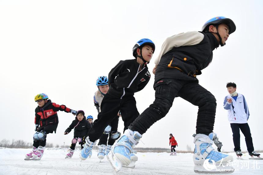 在海兴县一座滑雪场的冰面上，县冰雪协会组织当地青少年开展冰雪运动。 史得江摄