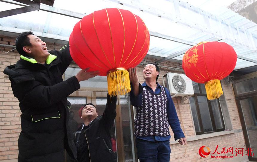 春节前，大城县志愿者为社区居民送祝福。刘亮摄