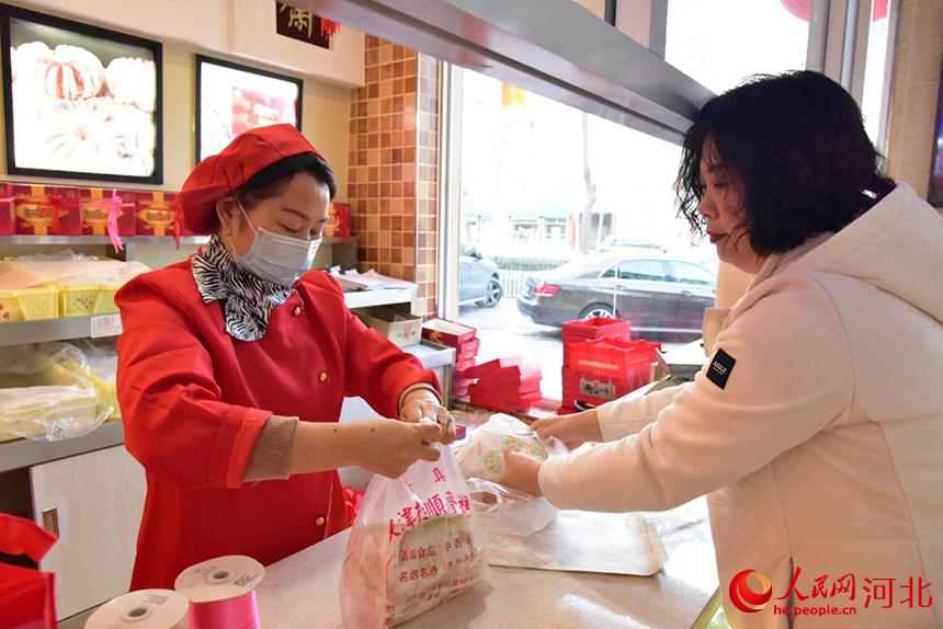 1月27日，桂順齋糕點鋪內，員工正在給顧客打包傳統中式糕點。 張美娜攝