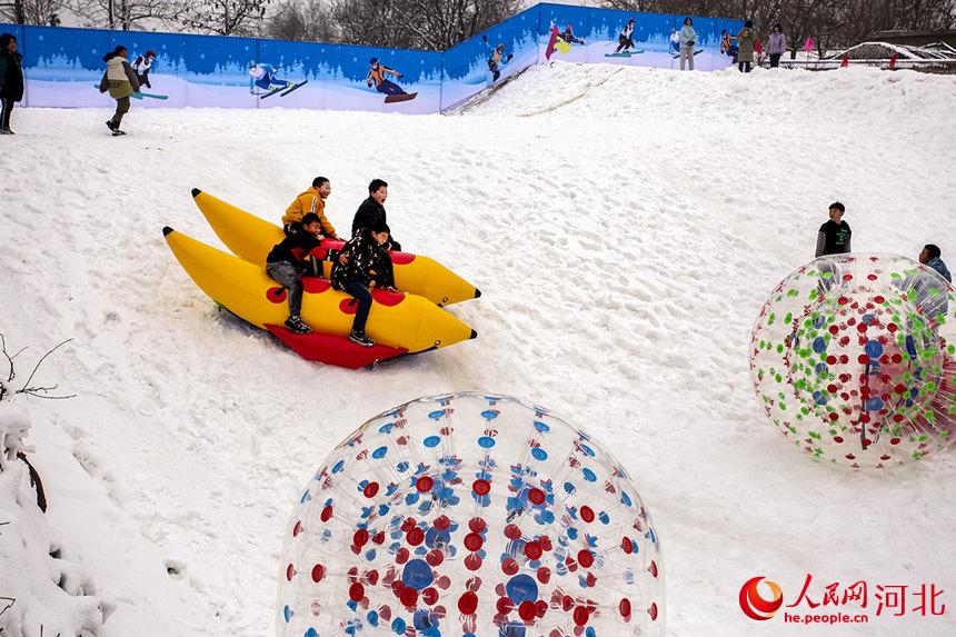 近日，游客在河北省邯郸市复兴区康庄乡中庄村室外滑雪场游玩。聂长青摄