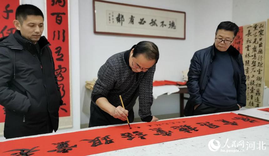 東光縣書法家正在為規上企業書寫匾額。 曲媛媛攝