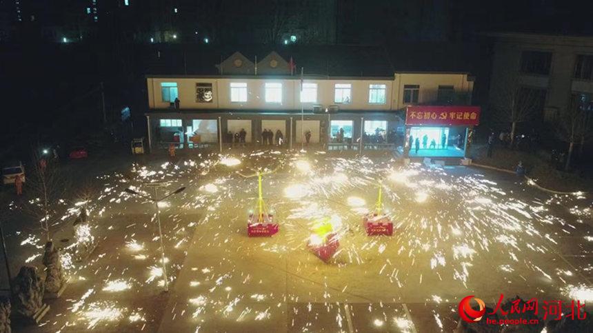 永清縣楊家營村，省級非物質文化遺產 “鐵樹銀花”表演迎新春。 金釗攝