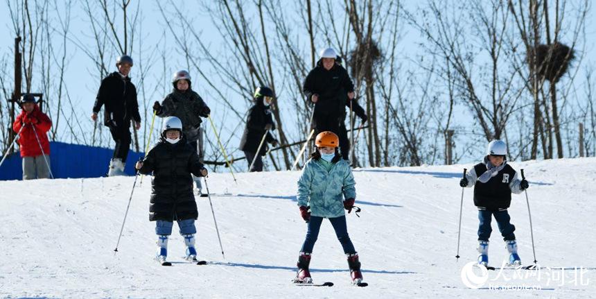 當地市民在滄州市滄縣一家滑雪場滑雪。 苑立偉攝