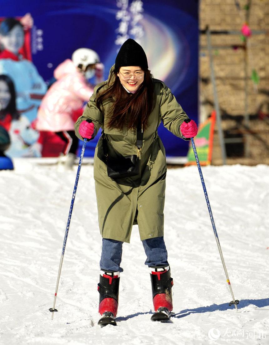 當地市民在滄州市滄縣一家滑雪場體驗冰雪運動趣味項目。 苑立偉攝