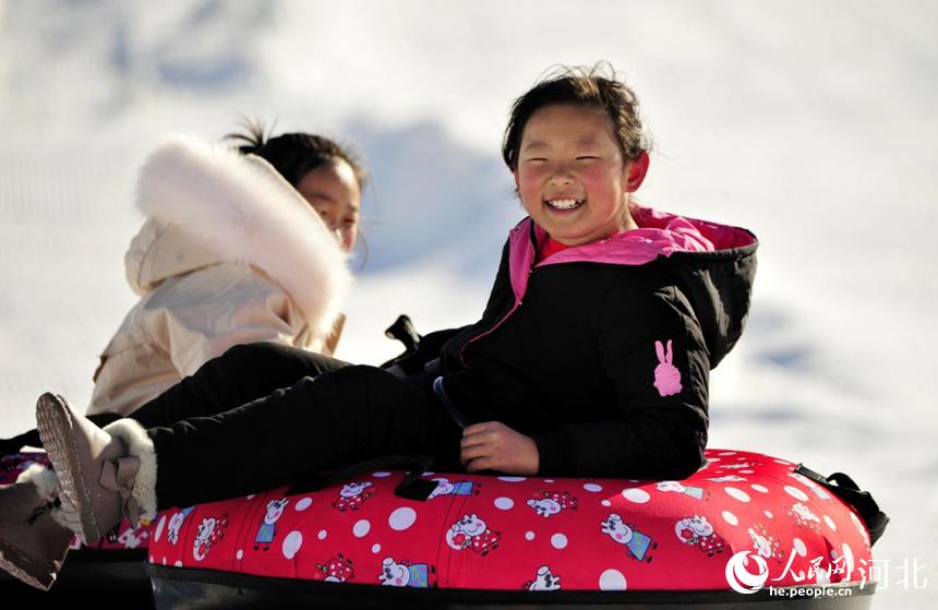 當地市民在滄州市滄縣一家滑雪場體驗冰雪運動趣味項目。 苑立偉攝