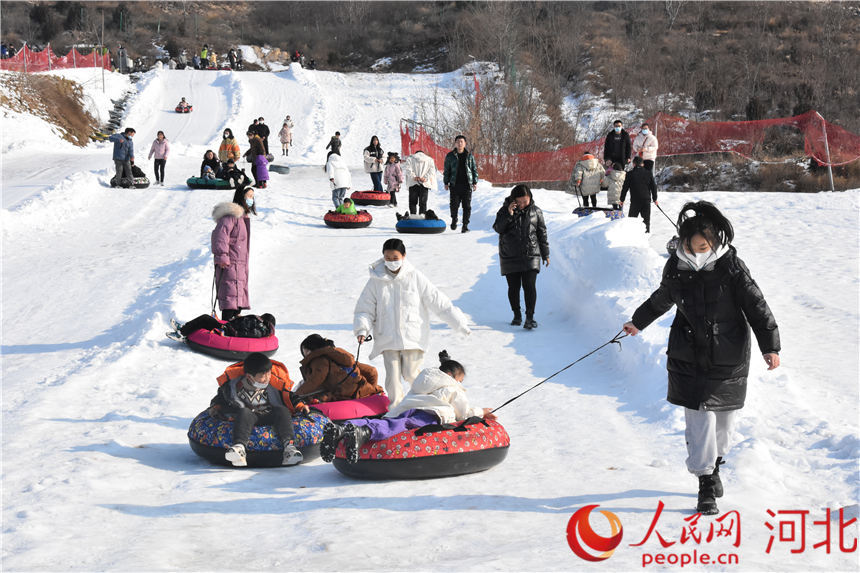 滑雪場上,人們盡享冰雪運動樂趣。 張子嚴攝