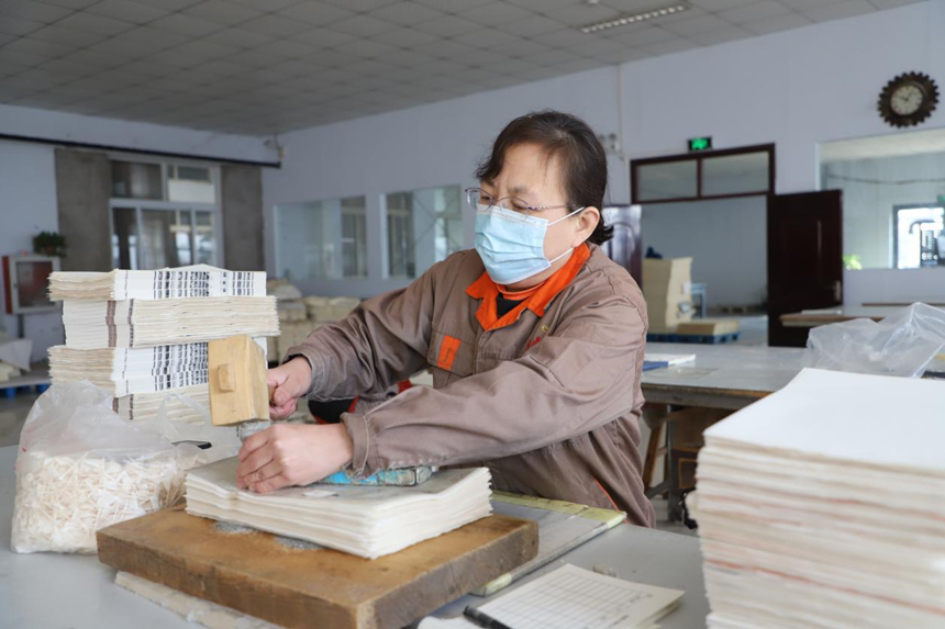 金鼎古籍印刷廠工作人員正在進行打孔。 馬天龍攝