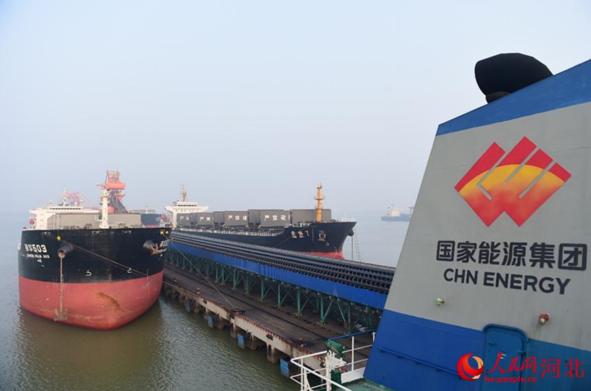 貨輪在黃驊港裝運電煤。 傅新春攝