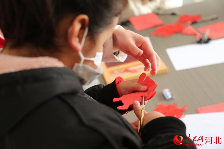 在南皮縣新時代文明實踐中心，孩子們在認真剪出剪紙作品。 南寶通攝