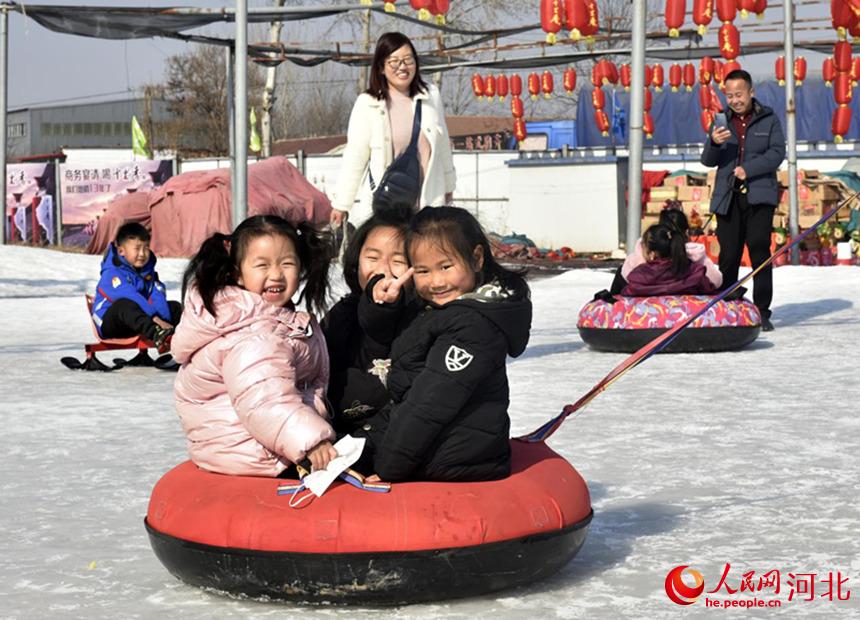 近日，游客在河北省泊頭市的凱升游樂園滑雪場上零距離體驗冰雪運動。 田志鋒攝