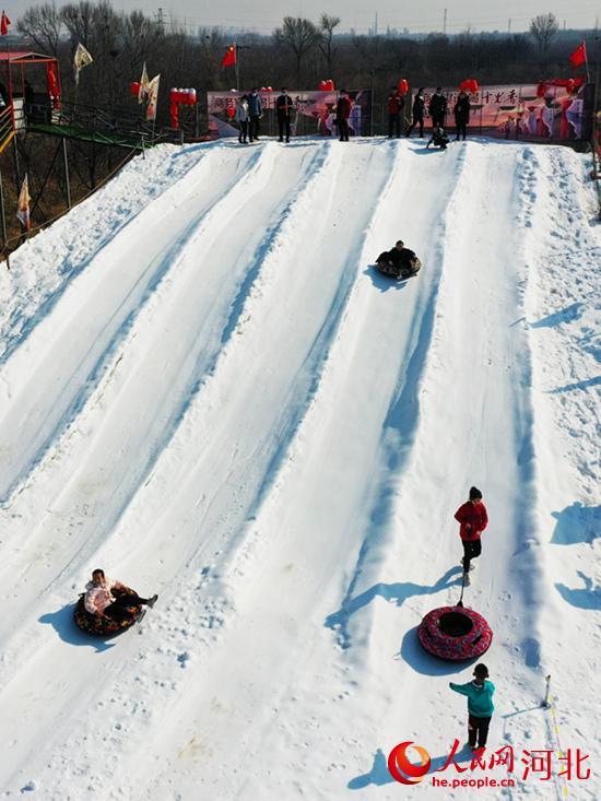 近日，游客在河北省泊頭市的凱升游樂園滑雪場上零距離體驗冰雪運動（航拍）。 田志鋒攝