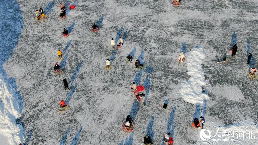 河北省遷安市市民在黃台山公園湖上滑冰玩耍。 李曉鬆攝