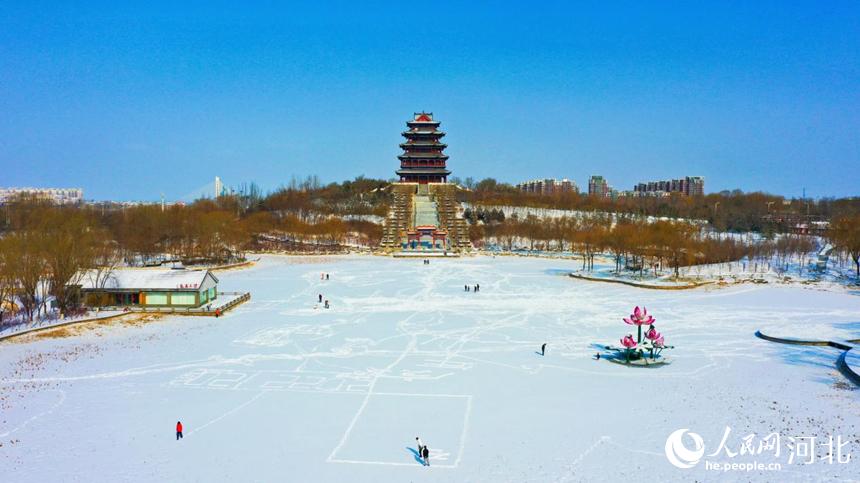 河北省遷安市市民在黃台山公園湖上游玩。 蔡常穎攝