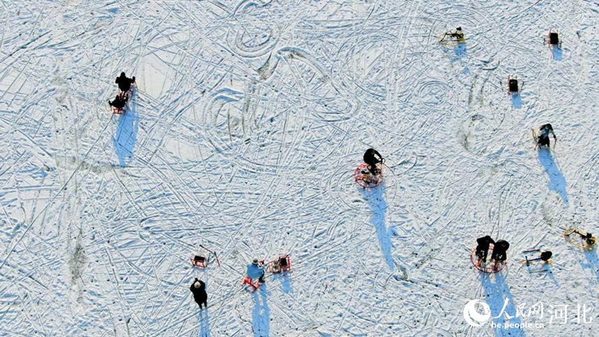 河北省遷安市市民在黃台山公園湖上玩耍。 李曉鬆攝