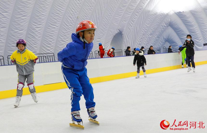 大厂回族自治县中小学生参加冰雪体验活动。 谭淼摄