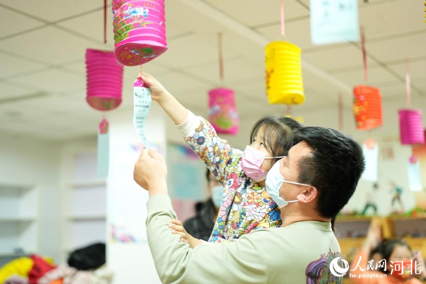 滄州市新華區圖書館開展的“學民俗 慶元宵”親子活動現場。 張子衡攝