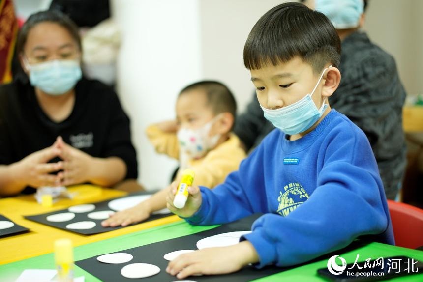 在滄州市新華區圖書館內，孩子們嘗試自己動手制作“五彩元宵”。 張子衡攝