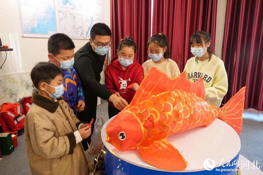 河北省唐山市丰南区黑沿子小学的学生正在渔家民俗馆内制作鱼灯。崔光摄
