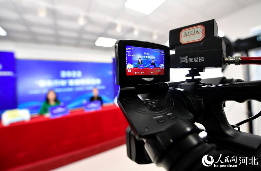 2月18日，在河北省文安县青年创业孵化基地，“直播带岗”专场招聘会现场。 王晖摄