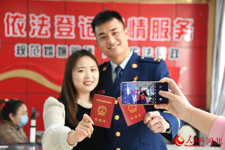 河北省邯鄲市廣平縣婚姻登記處，一對新人領取結婚証后拍照留念。楊海斌攝