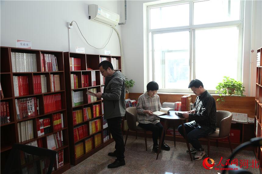 蠡县纪委干部职工在业余时间在机关书屋学习。 张旭宁摄