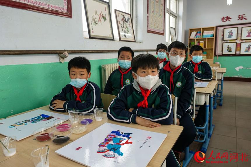 在河北省唐山市豐南區柳樹瞿阝鎮戟門小學，學生們正在學習制作五谷畫。 崔光攝