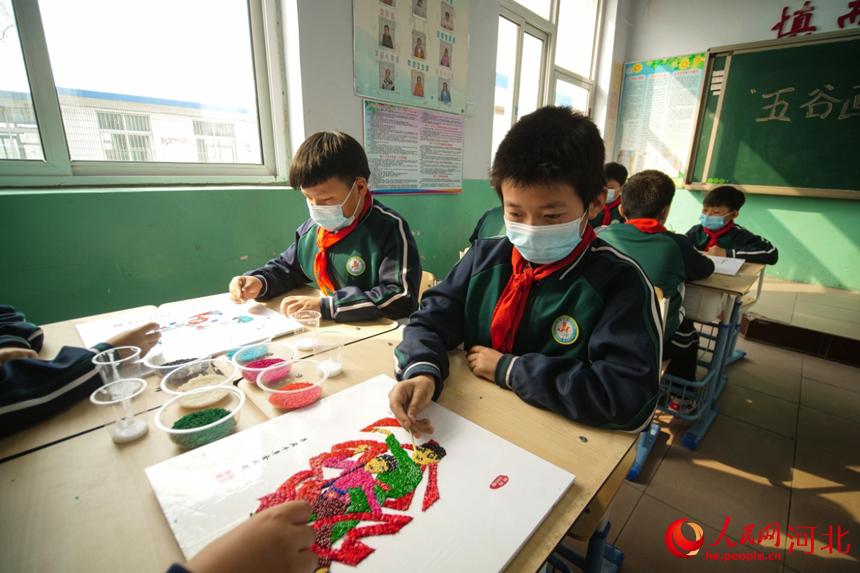 在河北省唐山市豐南區柳樹瞿阝鎮戟門小學，學生們正在學習制作五谷畫。 崔光攝