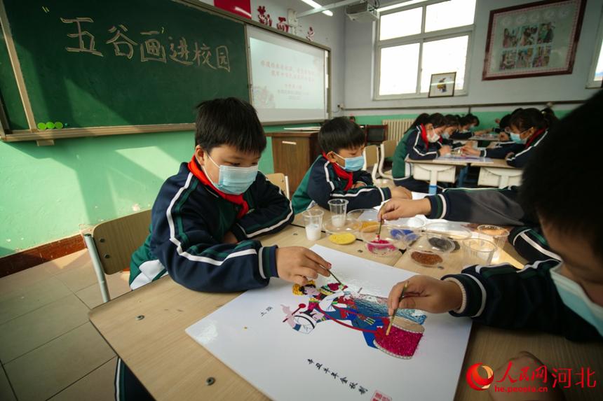 在河北省唐山市豐南區柳樹瞿阝鎮戟門小學，學生們正在學習制作五谷畫。 崔光攝