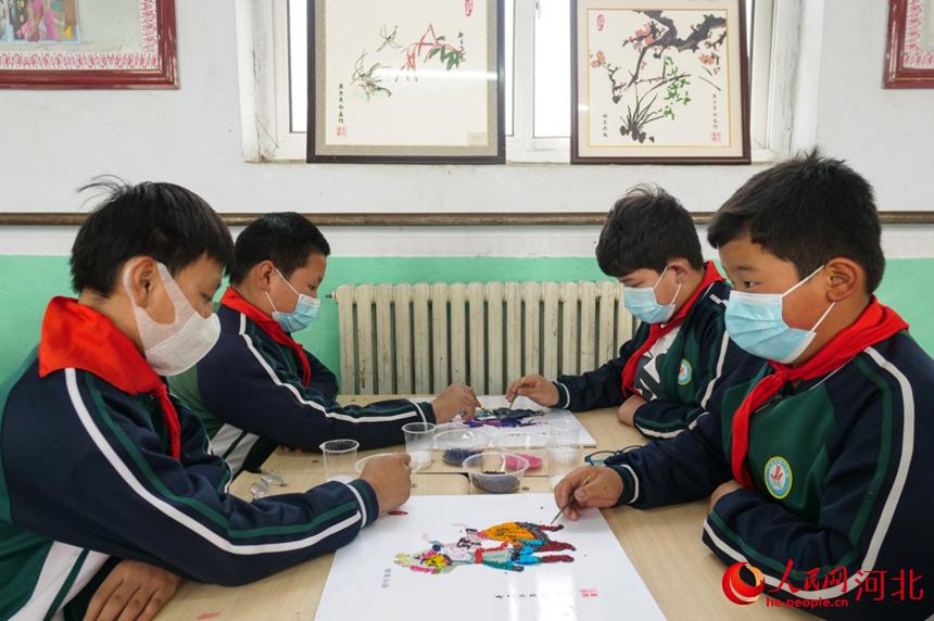 在河北省唐山市豐南區柳樹瞿阝鎮戟門小學，學生們正在學習制作五谷畫。 崔光攝