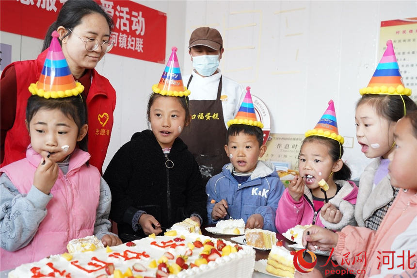 小朋友們開心地吃蛋糕。 郭帥攝