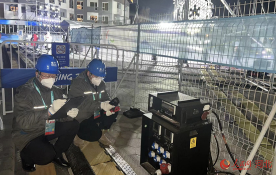 張家口頒獎廣場臨電低壓設備保障組冬殘奧會開幕式期間在火炬塔徹夜值守，確保設備健康運行，張家口賽區點火儀式順利進行。 李彬攝