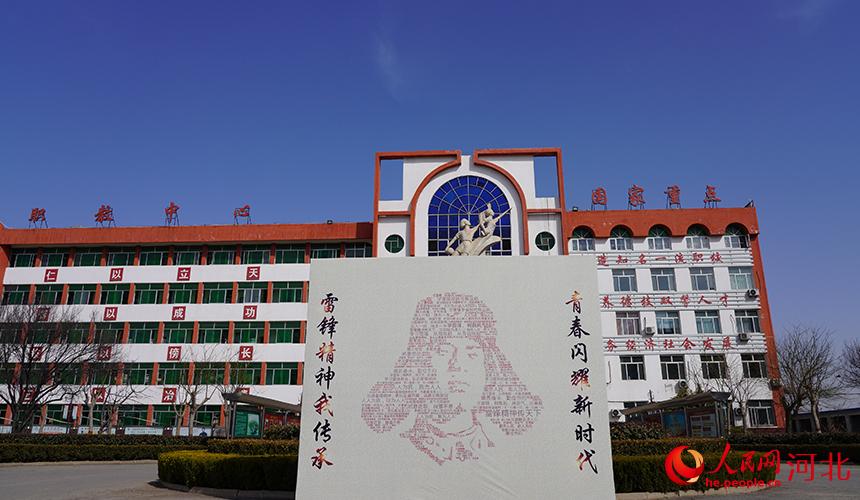 河北臨西縣職教中心學生用一支支紅筆描紅雷鋒像。 胡杰攝