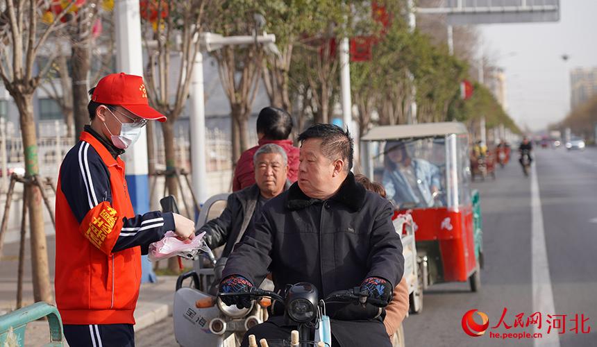 河北臨西縣中小學生上街進行文明交通勸導。 胡杰攝