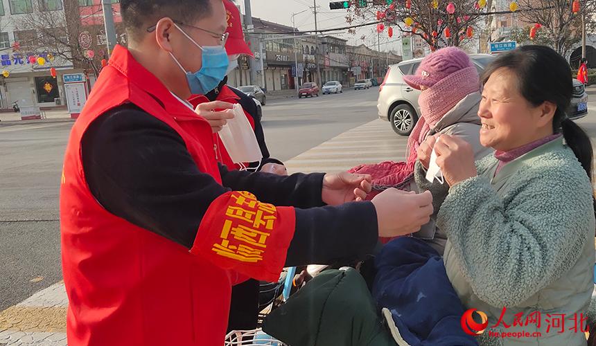 河北臨西縣中小學生上街進行文明交通勸導。 胡杰攝