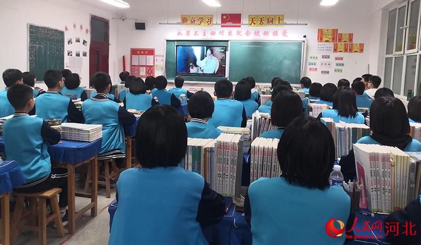 河北臨西縣職教中心學生在觀影《雷鋒的日記》。 胡杰攝