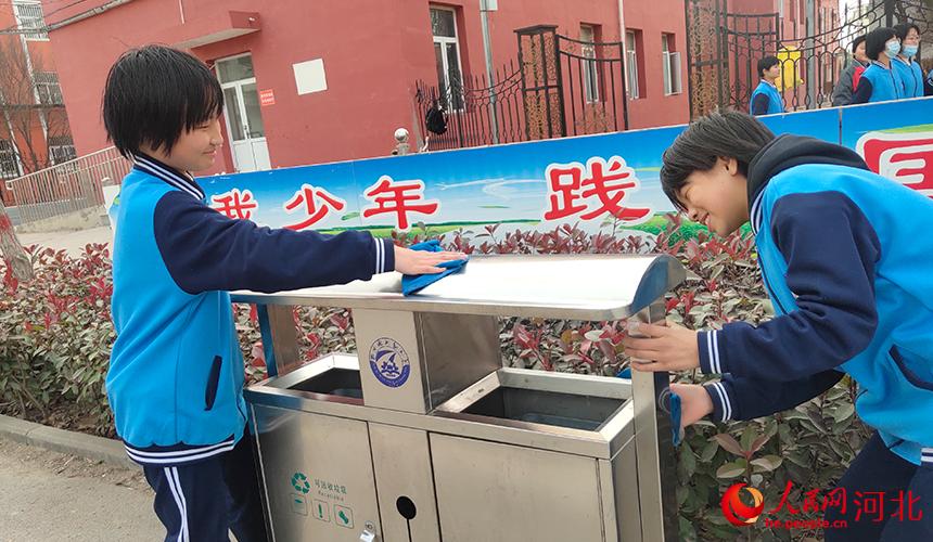 河北臨西縣中小學生在清潔校園。 胡杰攝
