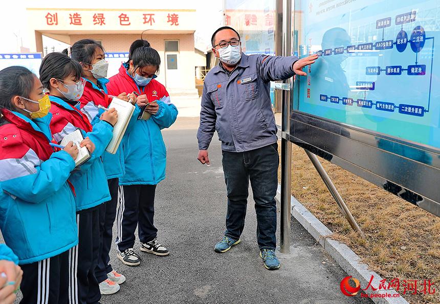 2022年3月21日,秦皇岛市第一污水处理厂工作人员为海港区明珠学校学生讲解污水处理的流程。 曹建雄摄